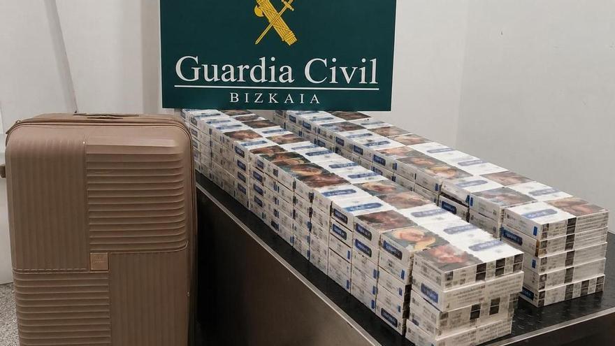 Interceptan miles de cajetillas de tabaco de contrabando en el aeropuerto de Bilbao