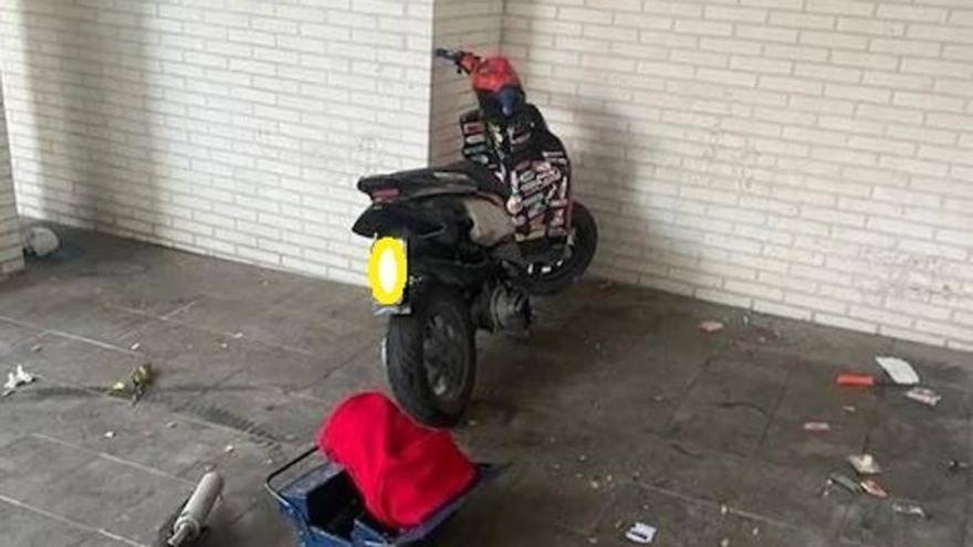 Un menor denunciado en Tudela por reparar una moto en la vía pública y dejar suciedad