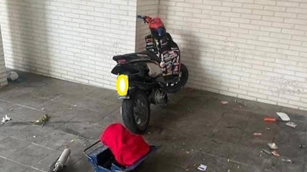 Moto que se estaba reparando en plena calle.