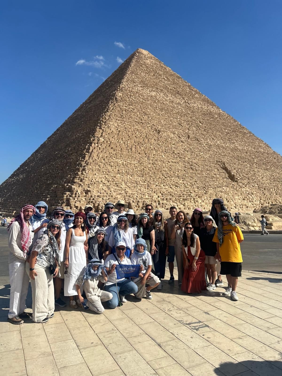 Foto de grupo junto al guía de Explora Traveler Mohamed Gaber.