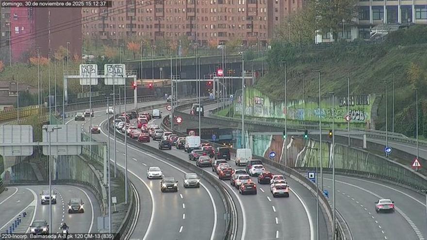 Un accidente provoca retenciones en la A-8, a la altura de San Mamés