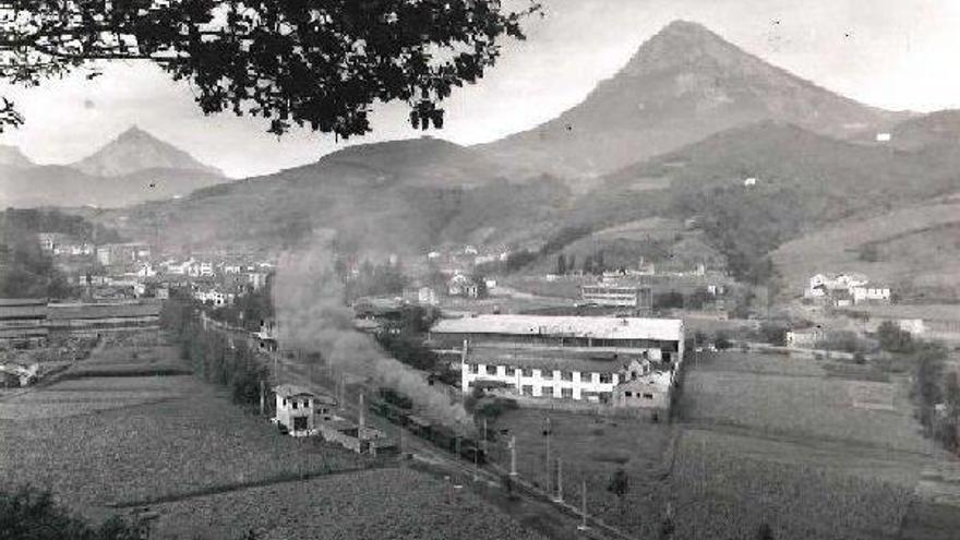 El ferrocarril Vasco-Navarro a su paso por Arrasate, en una imagen tomada antes de la Guerra Civil.