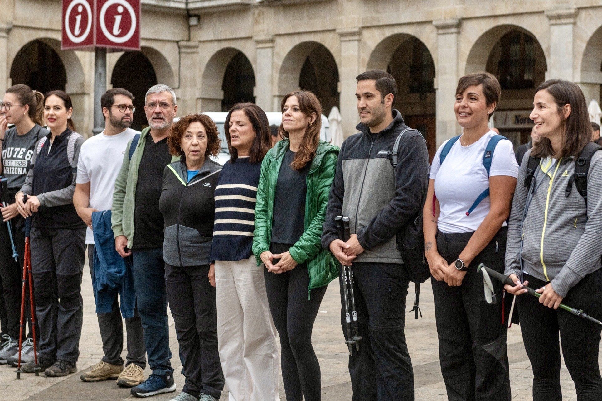 En imágenes: La corporación municipal recorre los mojones en el Día de Olarizu