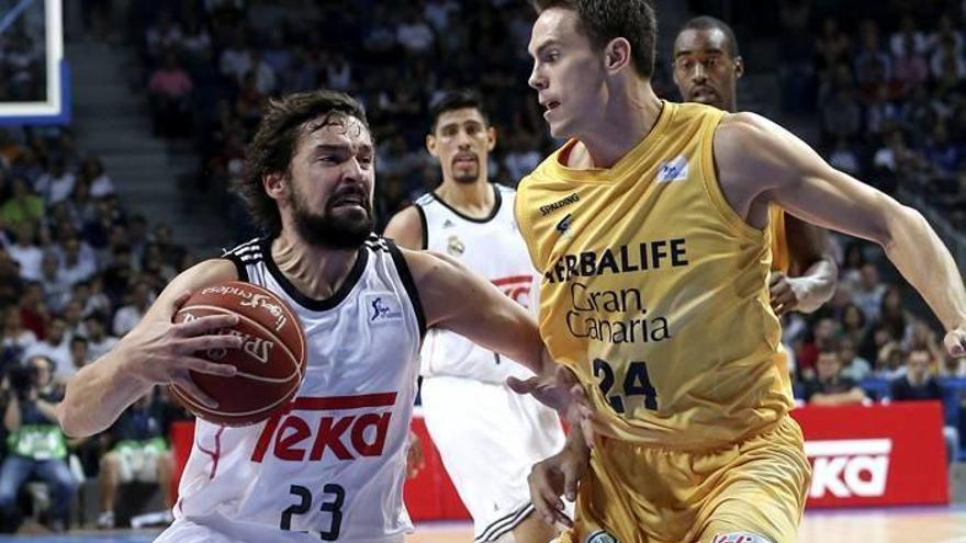 Sergio Llull (i), del Real Madrid y Kyle Kuric, del Herbalife Gran Canaria (d), durante una jugada en liga.