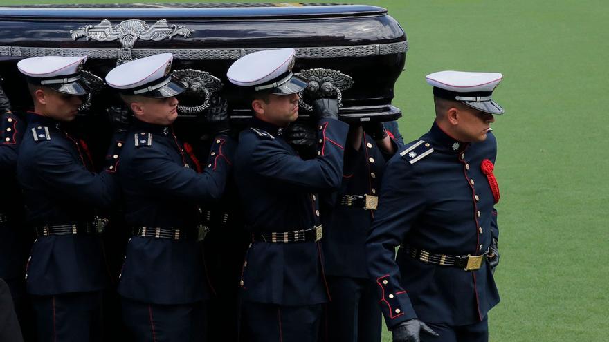 El féretro de Pelé sale del estadio del Santos