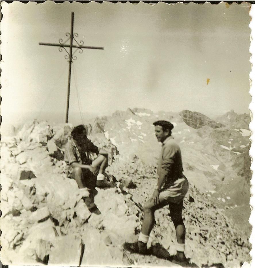 Javi Malo y otro montañero en Peña Vieja, el 18 de agosto de 1962.