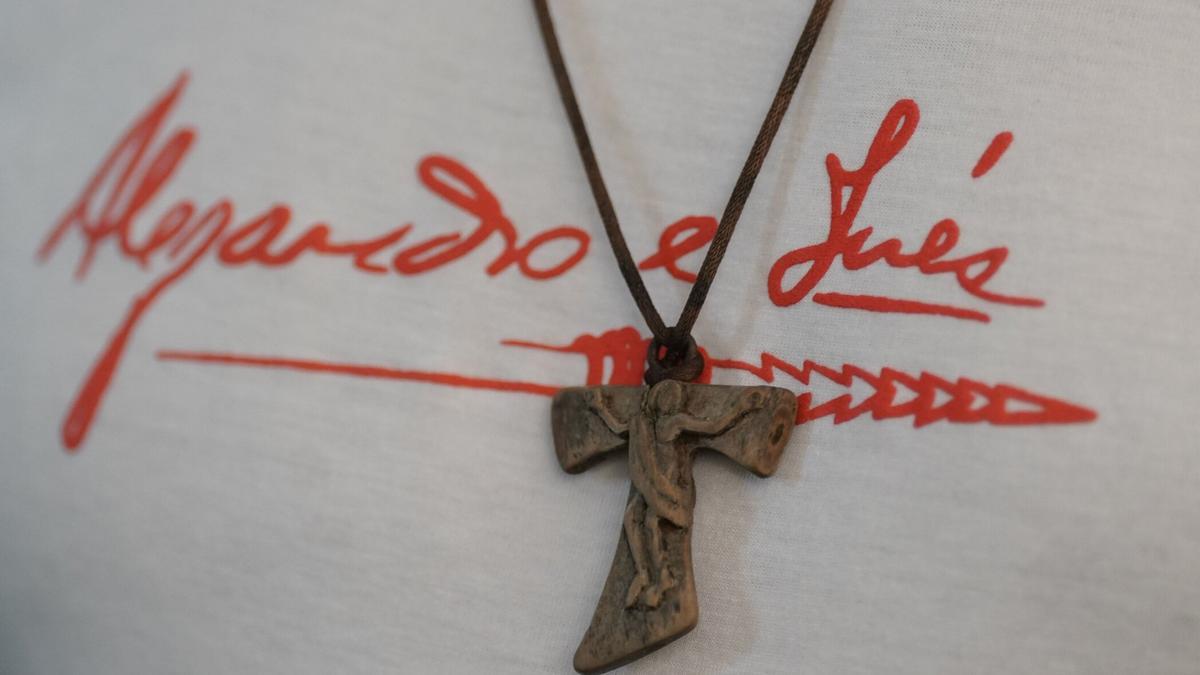 Plano detalle de la camiseta de Txarli Azkona, en homenaje a Alejandro Labaka e Inés Arango.