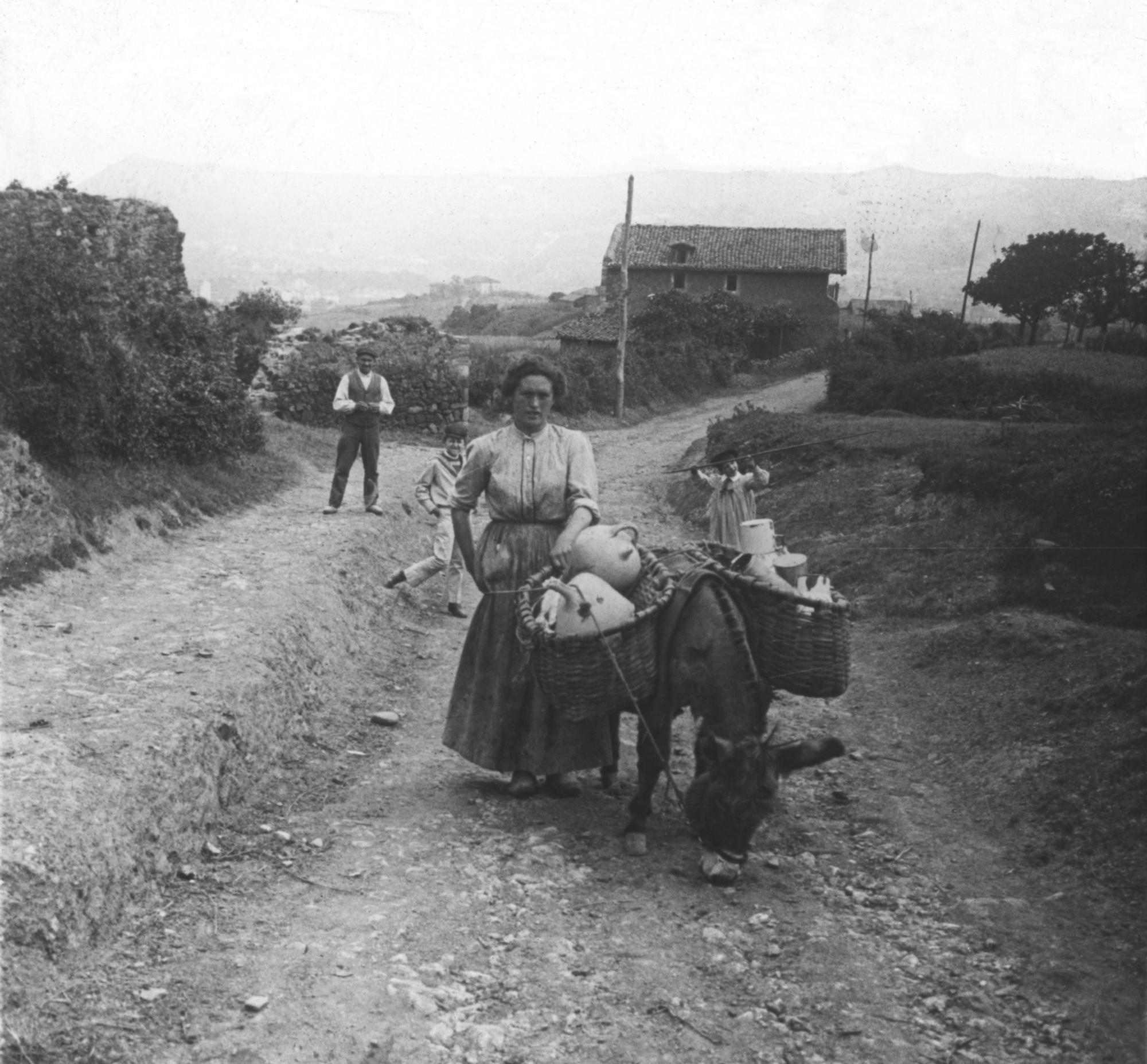Imágenes antiguas de mujeres baserritarras en Euskadi