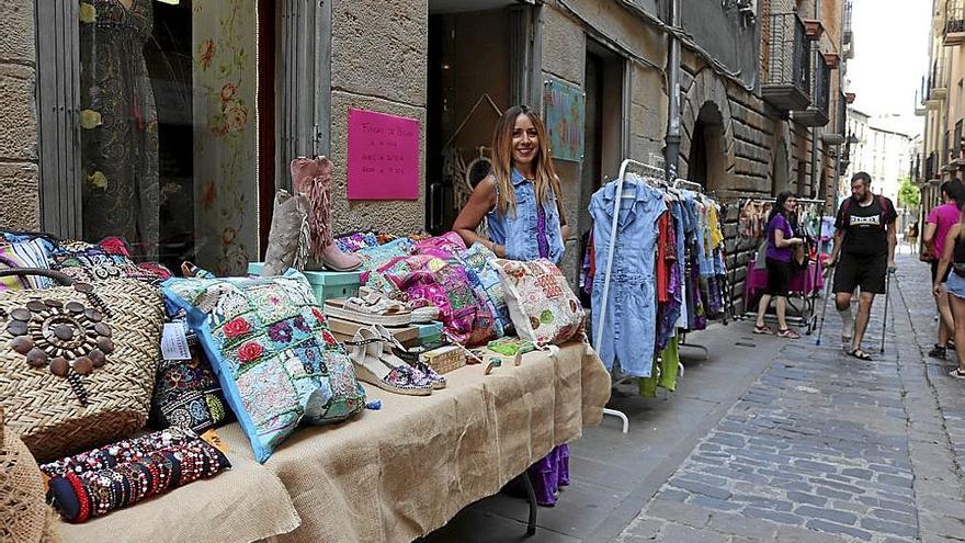 Laura Lacunza, de Sweet Lolita, atendiendo durante el mercadillo artesanal.