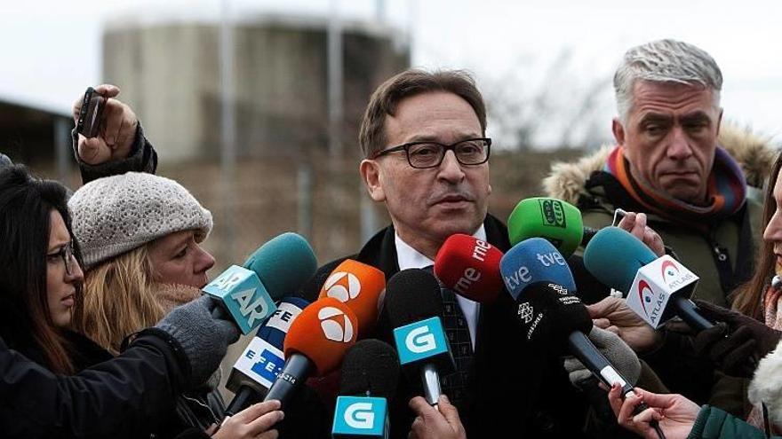 José Ramón Sierra (i), el abogado de José Enrique Abuín "El Chicle", presunto asesino de Diana Quer, atiende a los medios de comunicación a la salida del centro penitenciario de A Lama en Pontevedra José Ramón Sierra (i), el abogado de José Enrique Abuín "El Chicle", presunto asesino de Diana Quer, atiende a los medios de comunicación a la salida del centro penitenciario de A Lama en Pontevedra