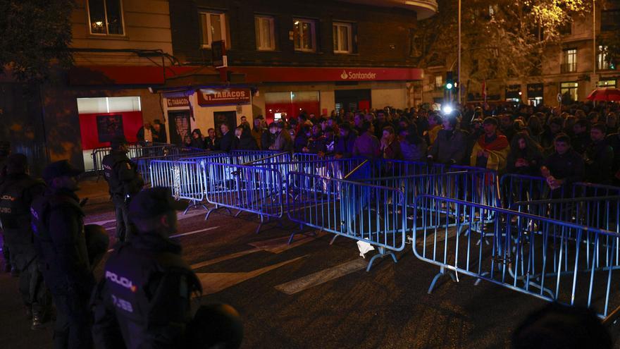 La Policía acordona Ferraz, donde se agolpan cientos de manifestantes