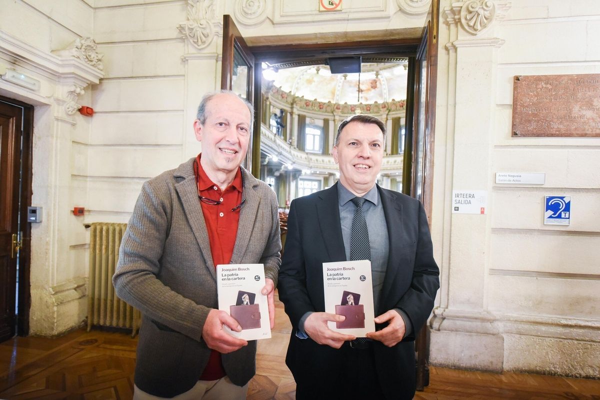 El periodista Julio Flor, presentador y moderador del acto, junto al autor de 'La patria en la cartera'