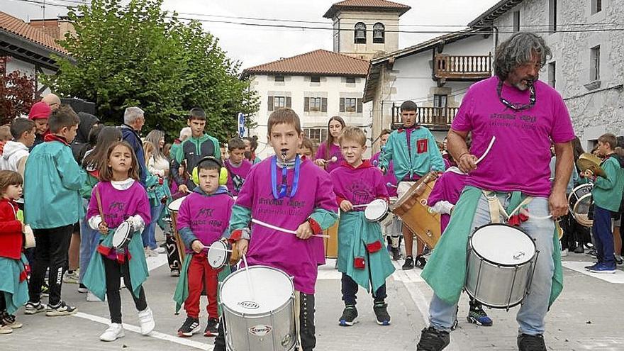 Martillo Txiki Batukada puso ritmo a la mañana.