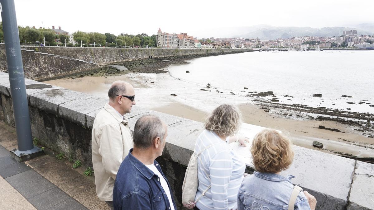 Un grupo de personas observa la bajamar