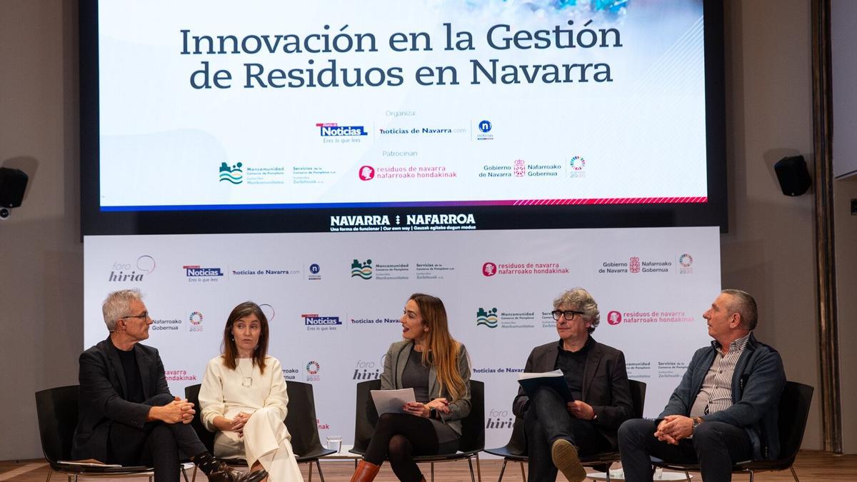 De izquierda a derecha, Alfonso Amorena, Ana Bretaña, Zuberoa García (moderadora), Fernando Mendoza y Oscar Rubio.