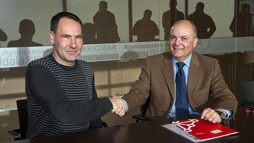 Lasa y Zarraluqui en el momento de la firma de cesión de las viviendas.