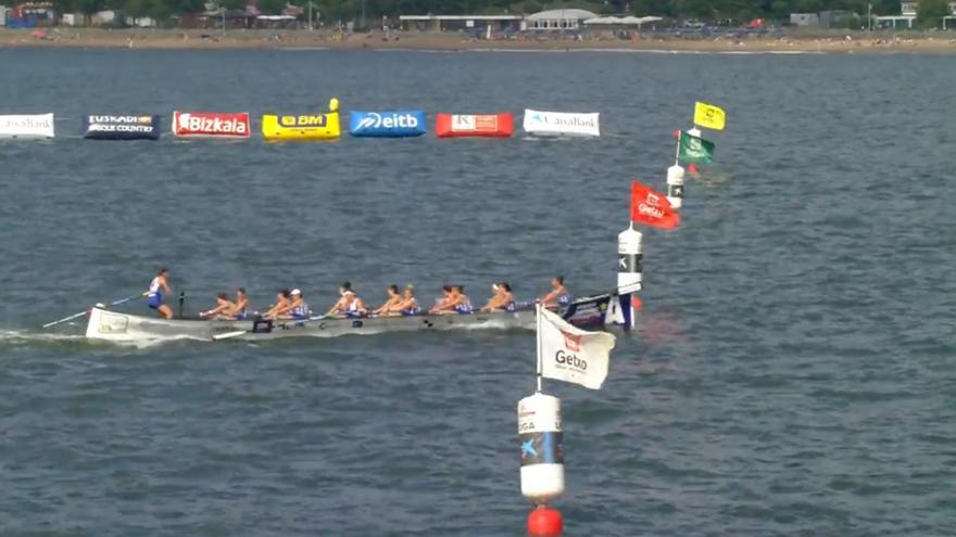 Una emocionante bandera de Getxo devuelve a Donostia Arraun Lagunak al liderato