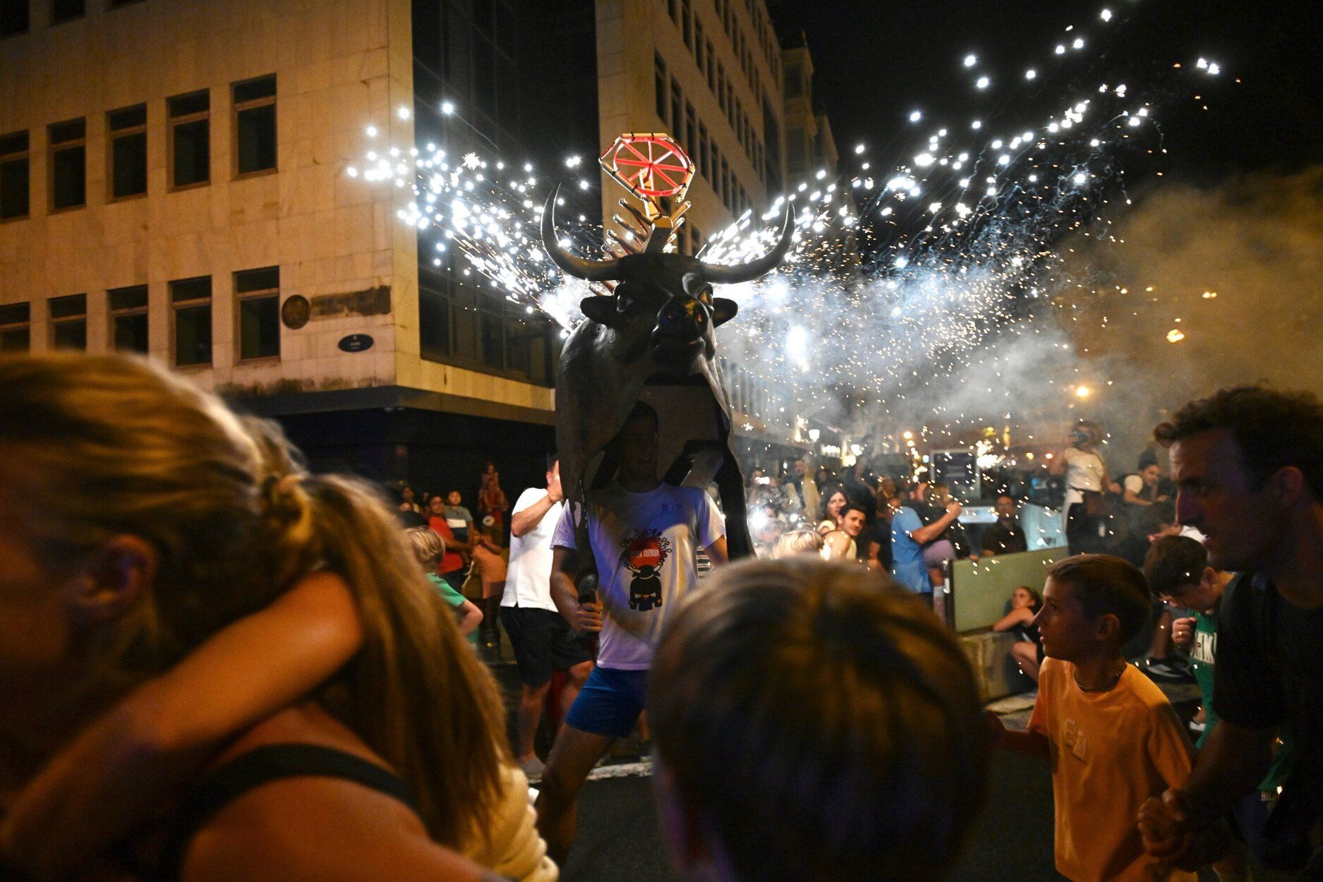 Los toros de fuego llenan de luz y color la noche de Donostia
