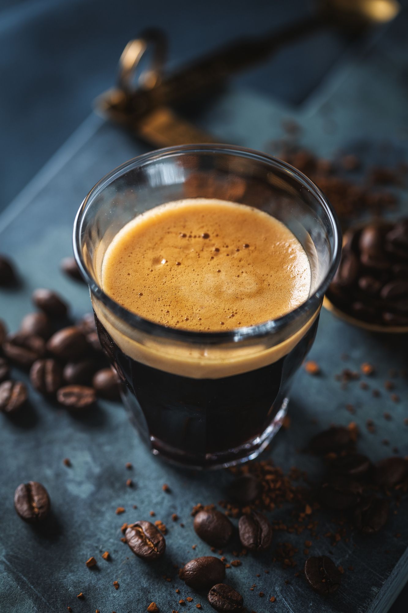 Un vaso de café espresso.