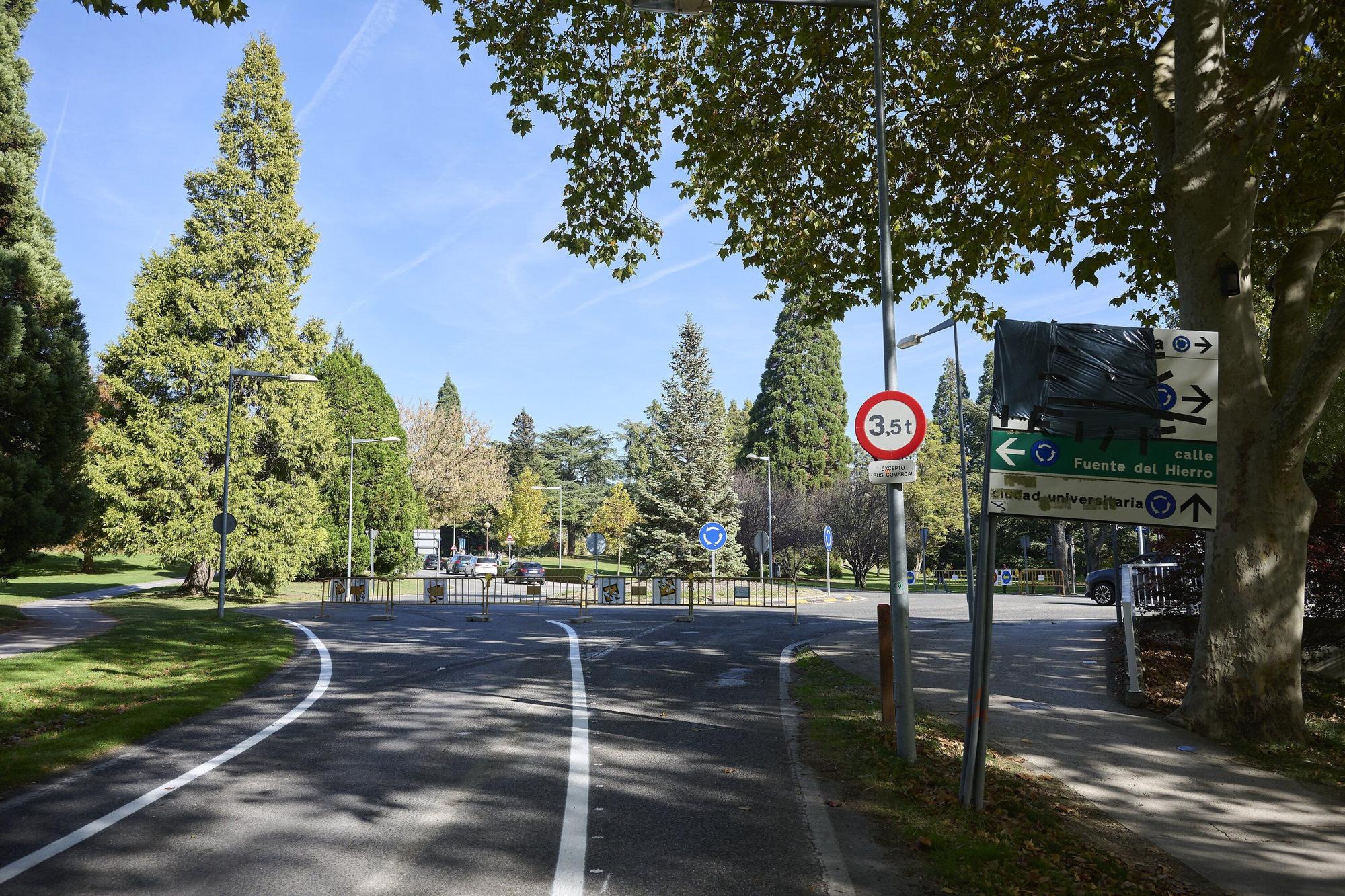 Fotos de las líneas serpenteantes de la carretera de la Universidad de Navarra