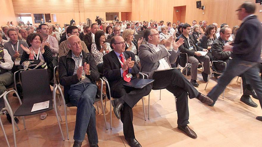 Alcaldes en la última asamblea de la FNMC. En primer término, los de Corella, Javier Navarro; Monteagudo, Mariano Herrero, y Pamplona, Enrique Maya.