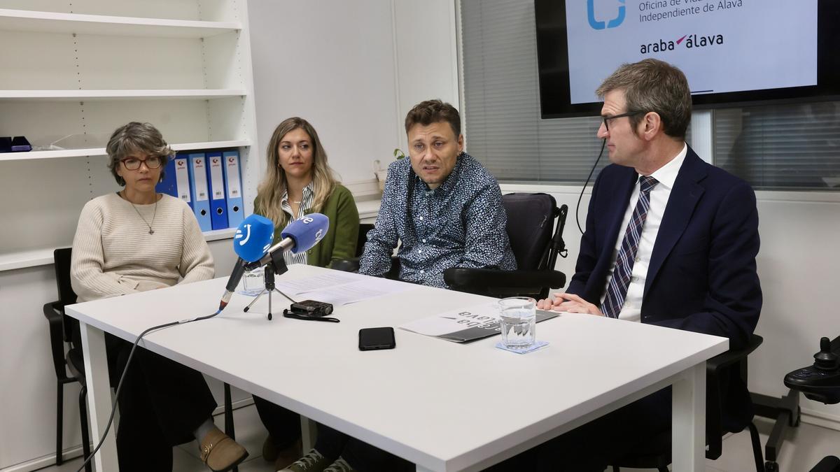 De izquierda a derecha, Isabel López (Down Araba-Isabel Orbe), la psicóloga Beatriz González, Igor Nabarro (cooordinador de la OVI) y el diputado Urtaran.