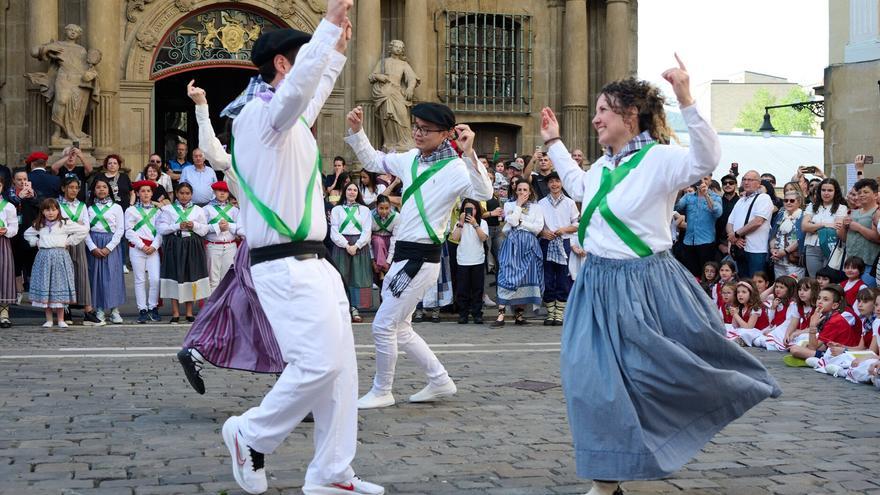 El Ayuntamiento de Pamplona recibe a los mayordomos de San Jorge-Sanduzelai