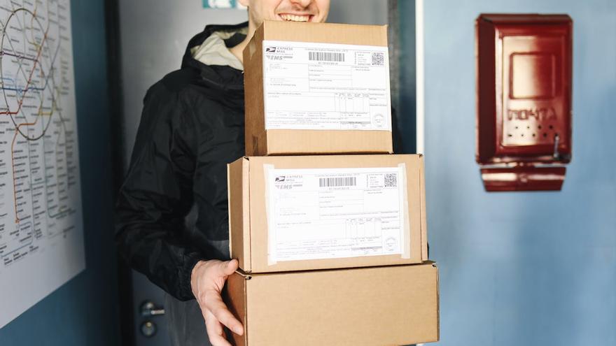 Ojo con tirar paquetes sin quitar la etiqueta: un peligro que debes evitar a toda costa