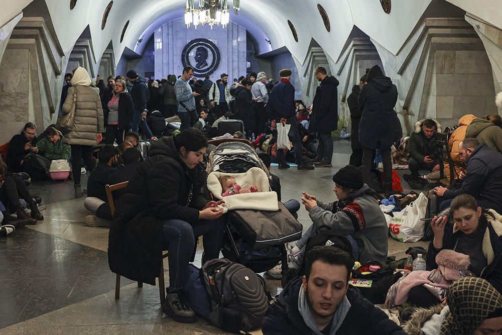 El metro de Kiev, refugio improvisado de miles de ucranianos