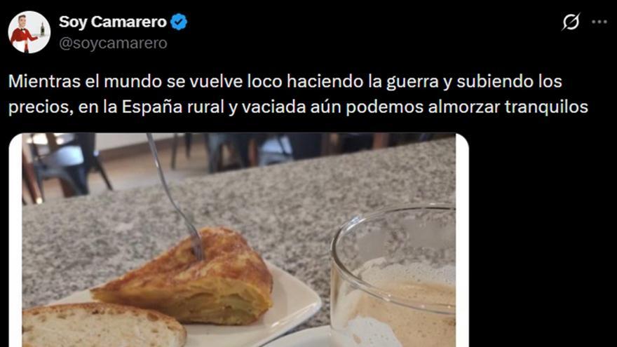 Pide café con leche y tortilla en un bar de pueblo y la gente alucina al ver la cuenta