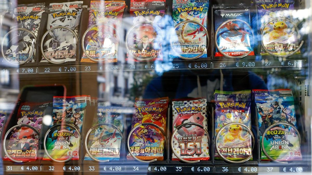 Detalle de la máquina expendedora con los sobres de cartas de Pokémon.
