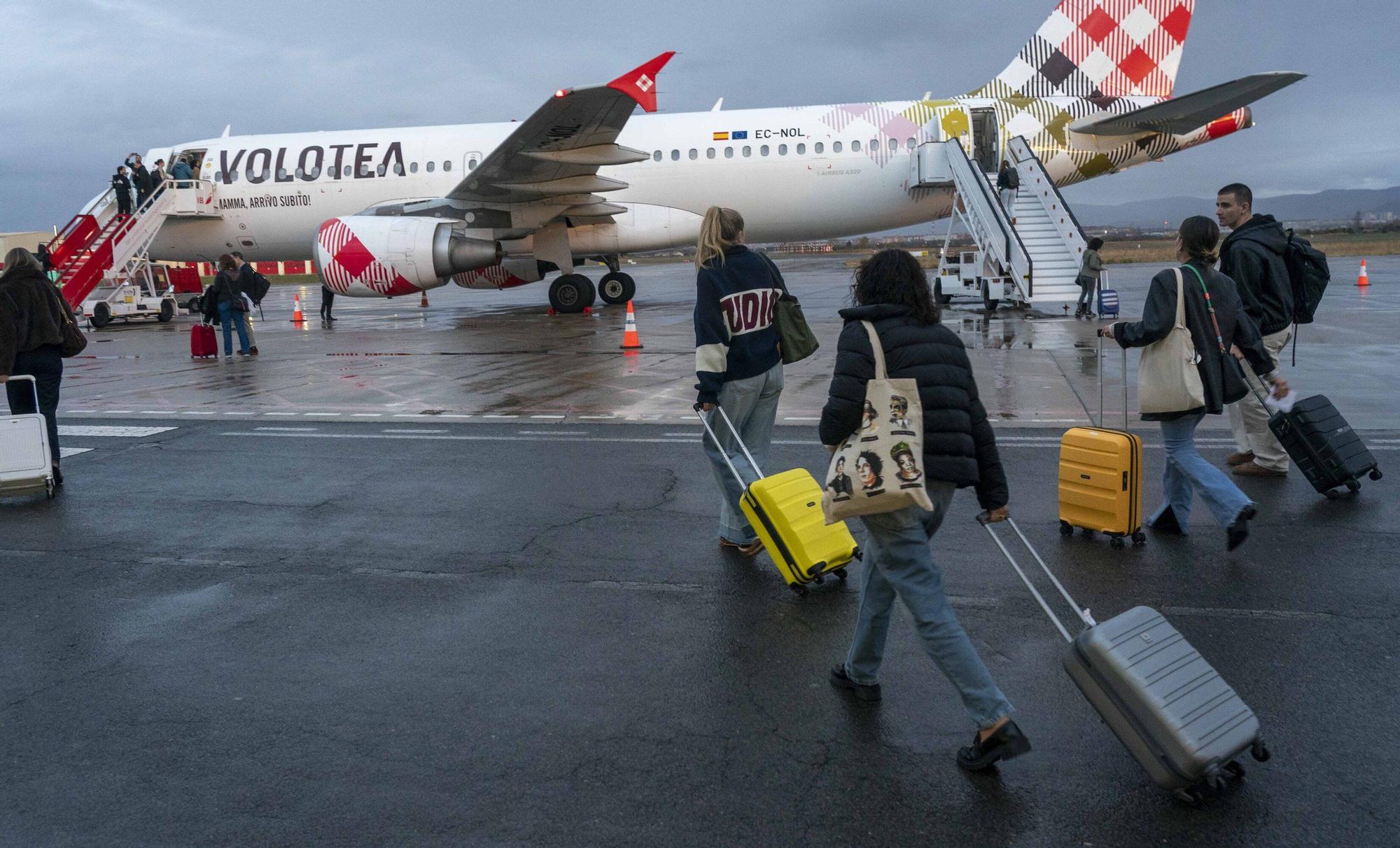 En imágenes: Foronda estrena los vuelos regulares a Barcelona y Madrid