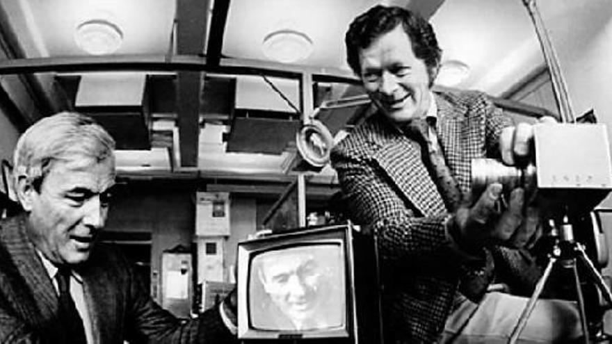 Foto de 1974 que muestra a los científicos Willard Boyle (i) y George Smith durante una experimento con el sensor CCD.