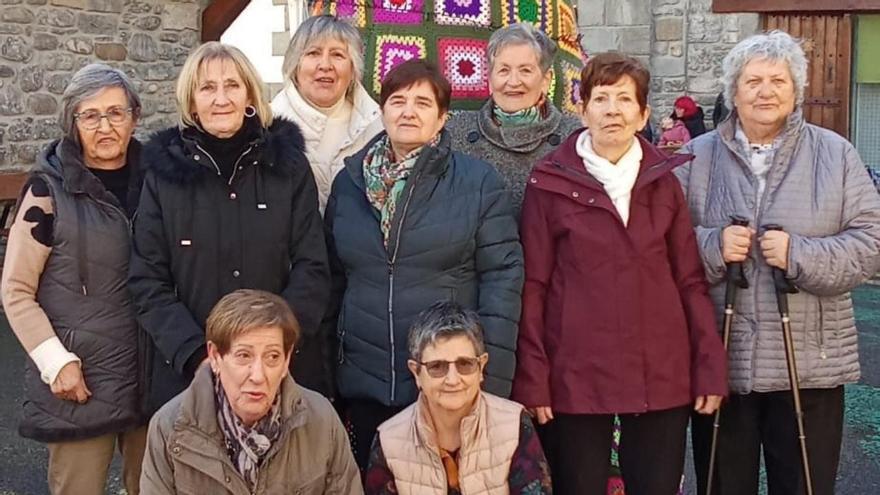 Manos de mujeres que tejen pueblo en Burgui