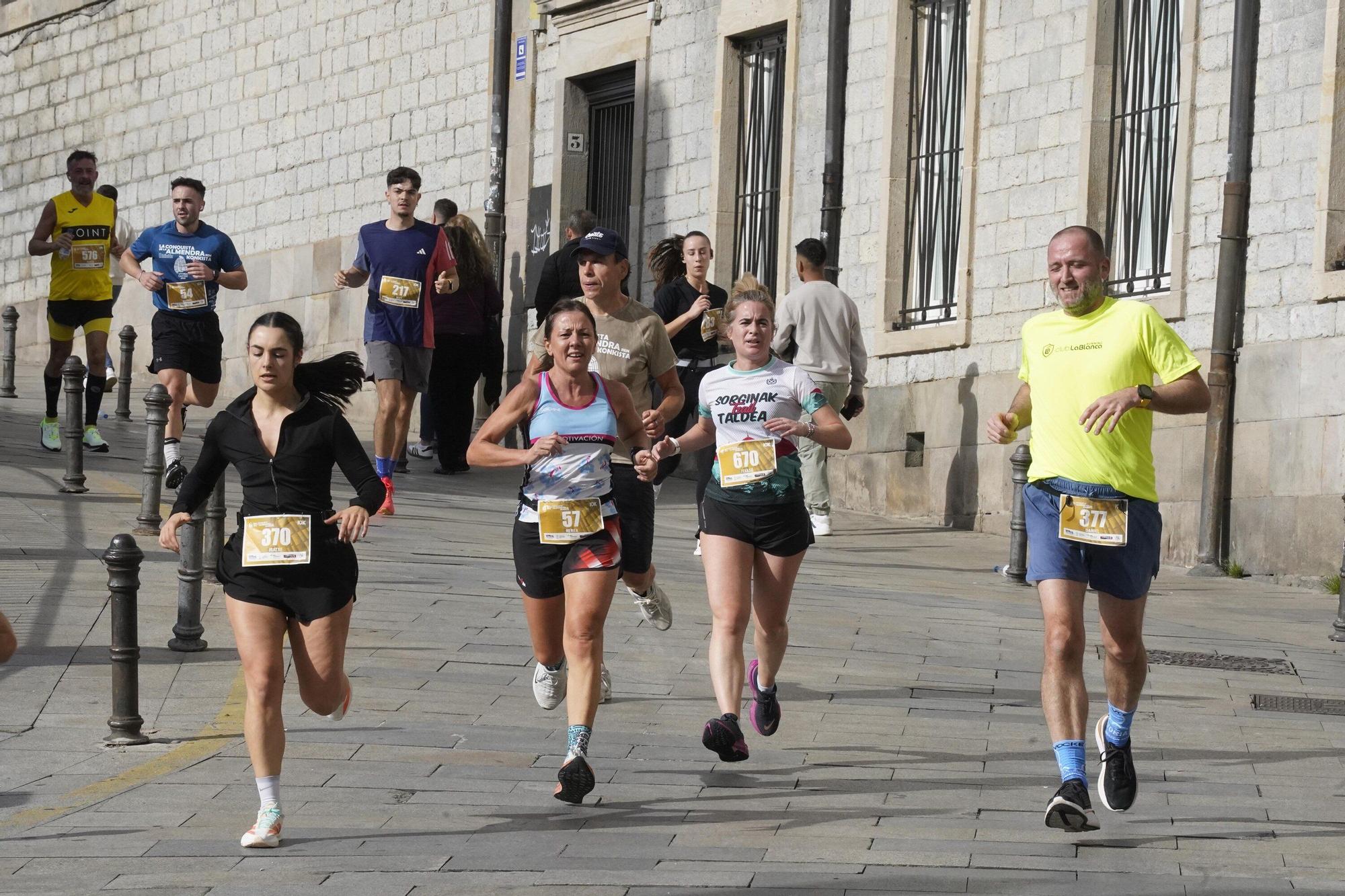 En imágenes: Miles de personas conquistan la Almendra de Gasteiz