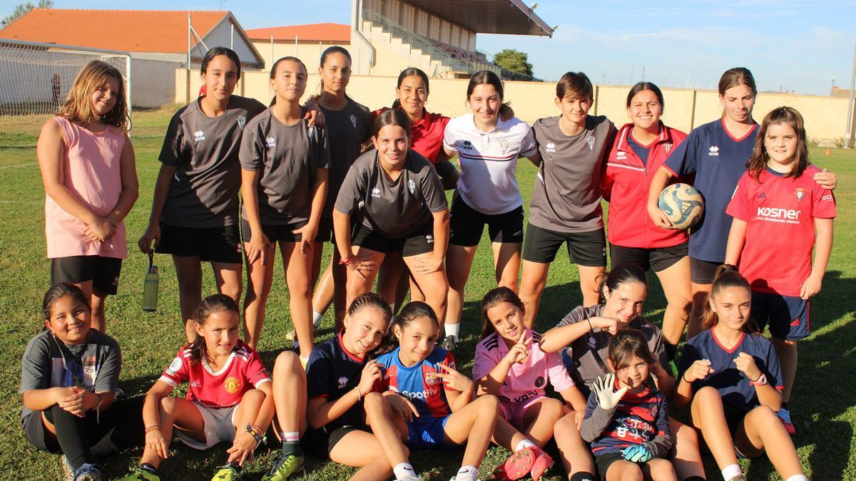 Gisela Grández Márquez, con la camiseta blanca en el cetro, rodeada de las jugadoras de los equipos a los que entrena,