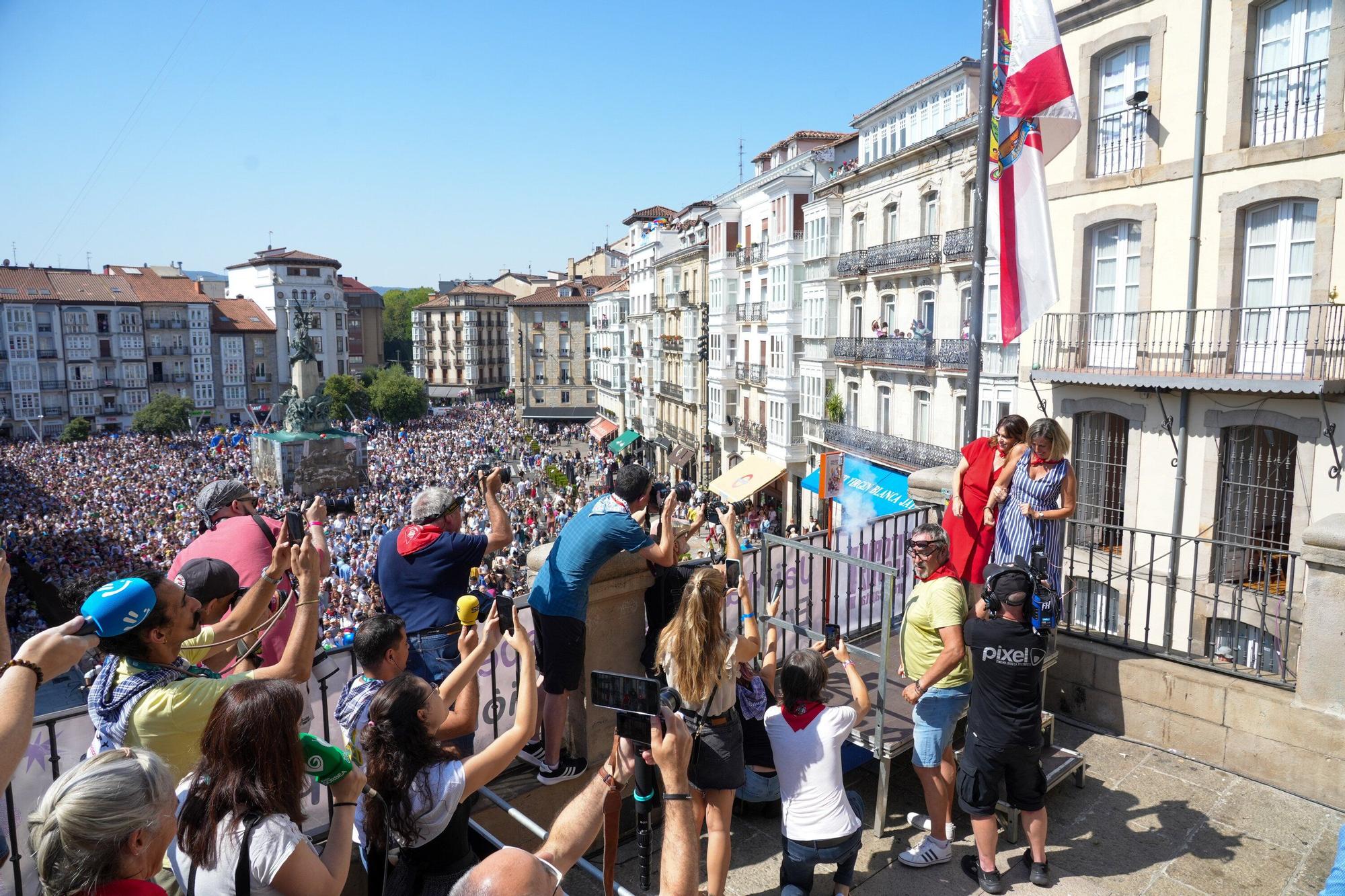 En imágenes: Edurne y Celedón Txiki abarrotan un año más la plaza de la Virgen Blanca