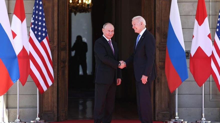 Saludo entre Biden y Putin antes de empezar su reunión.