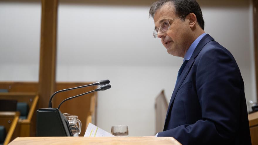 El consejero de Salud asegura que en Osakidetza &quot;no se queda ninguna plaza sin cubrir&quot; porque están perfiladas