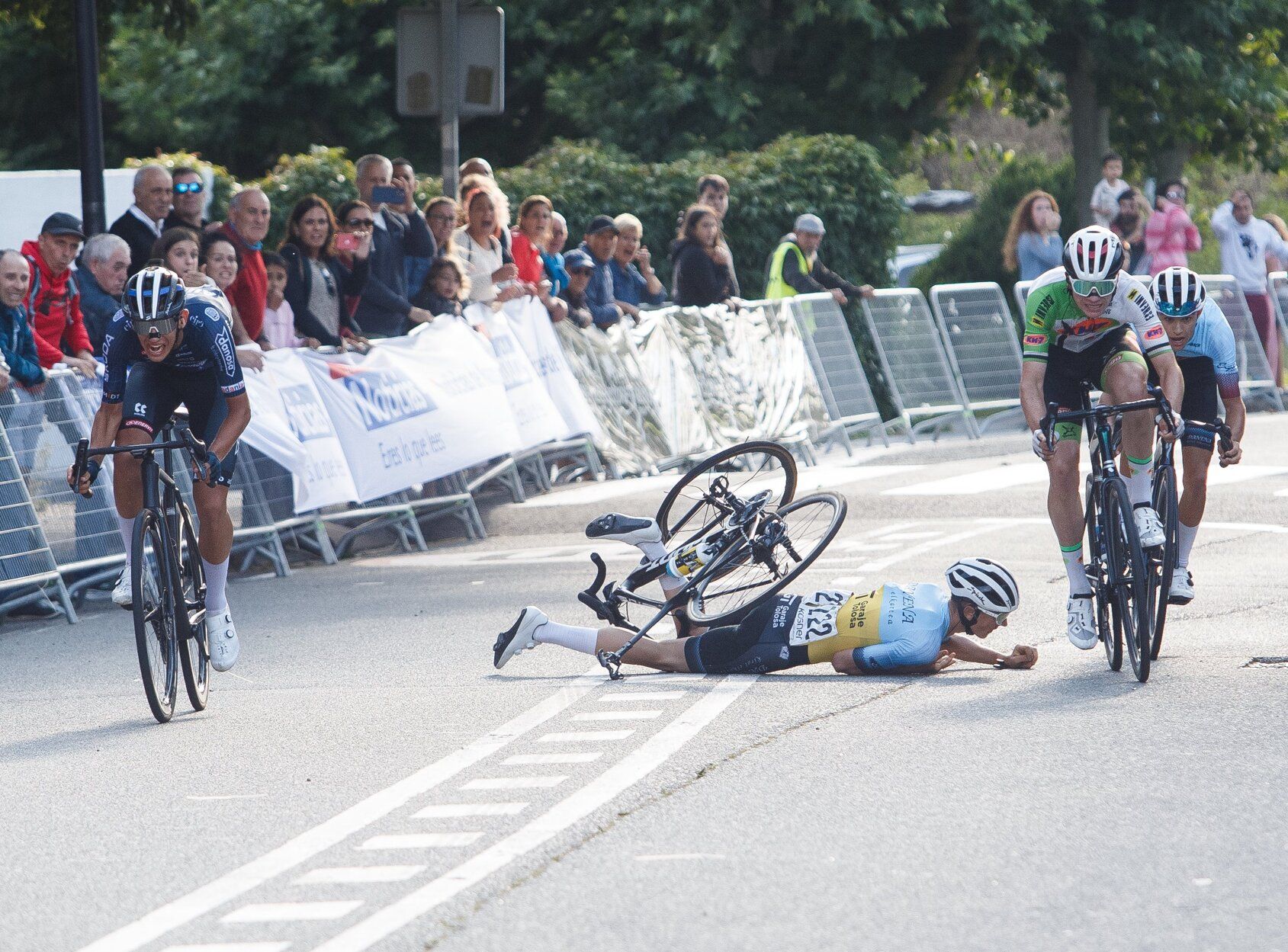 Imágenes de la llegada de la segunda etapa de la Vuelta a Pamplona