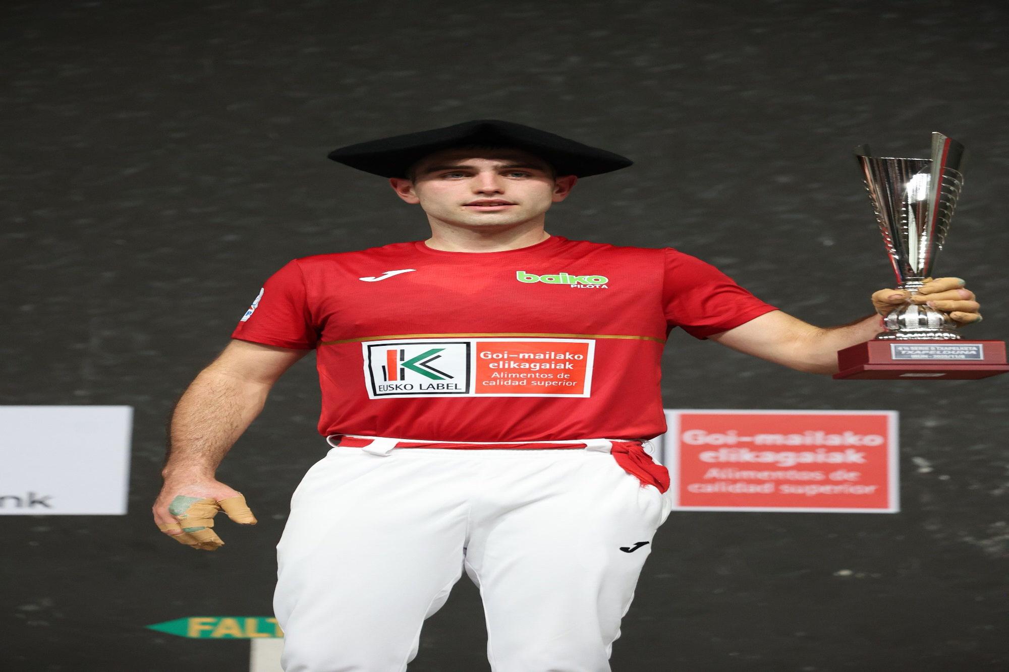 Beñat Senar, campeón del Cuatro y Medio Serie B después de derrotar a Unai Amiano en el frontón Uranzu de Irun.