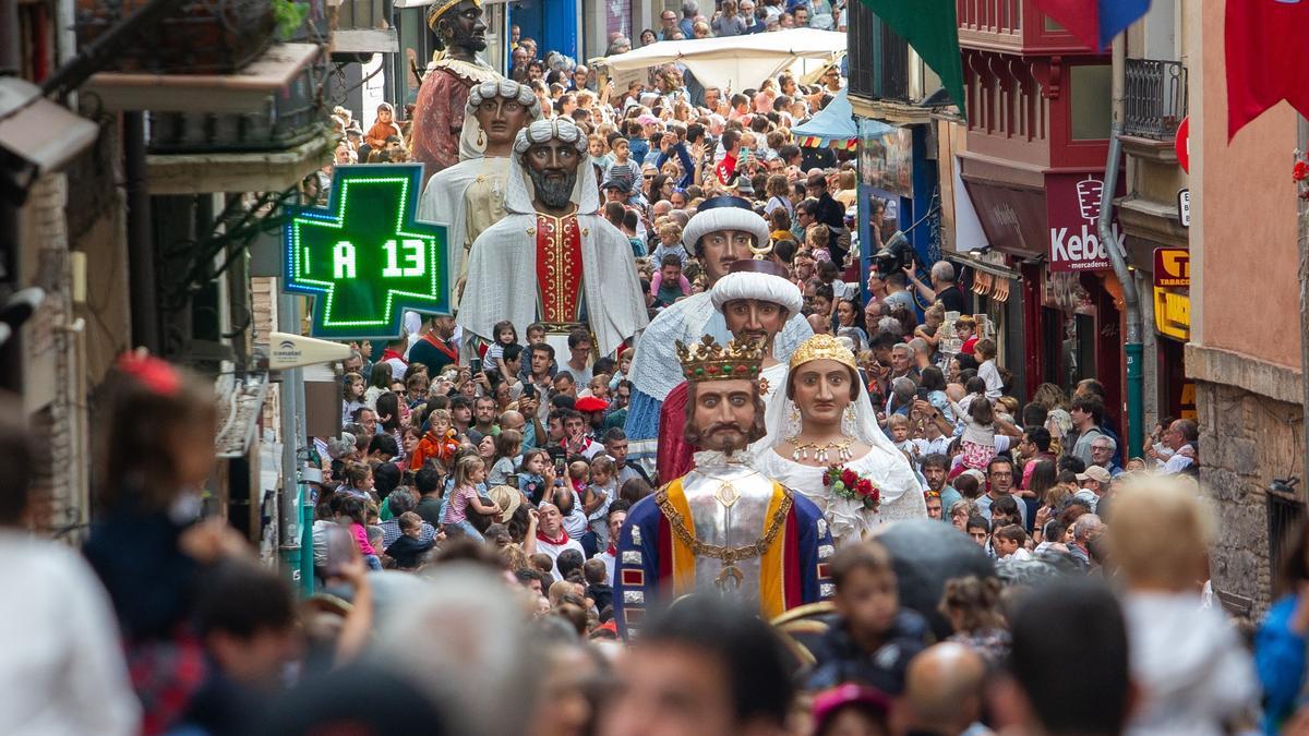 Los gigantes, desfilando por la calle Curia, antes de entrar a la Catedral.