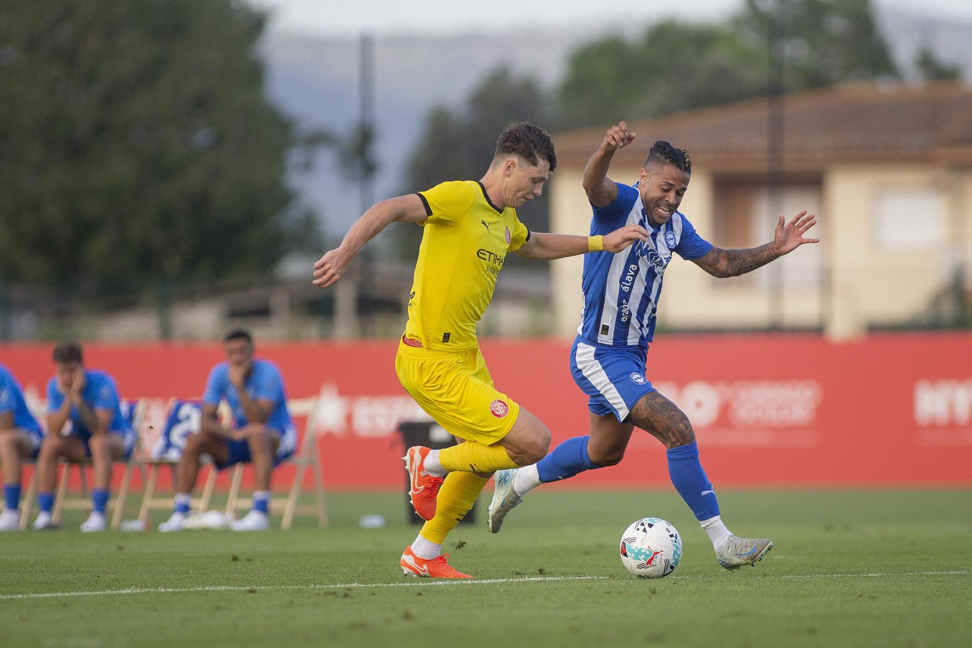 En imágenes: El Alavés, peleado con el gol ante el Girona (1-0)