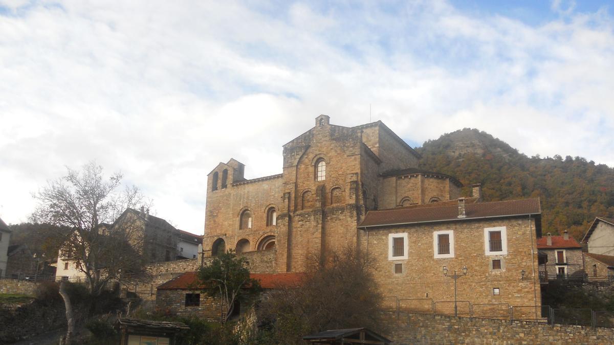 El monasterio de San Pedro de Siresa, el centro del pueblo.
