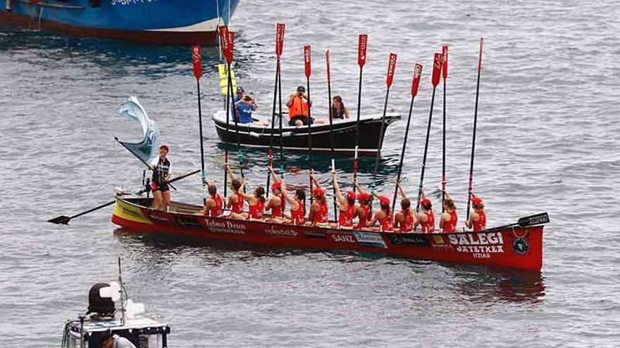 Zumaia celebra la conquista de la regata.Foto: Borja Guerrero