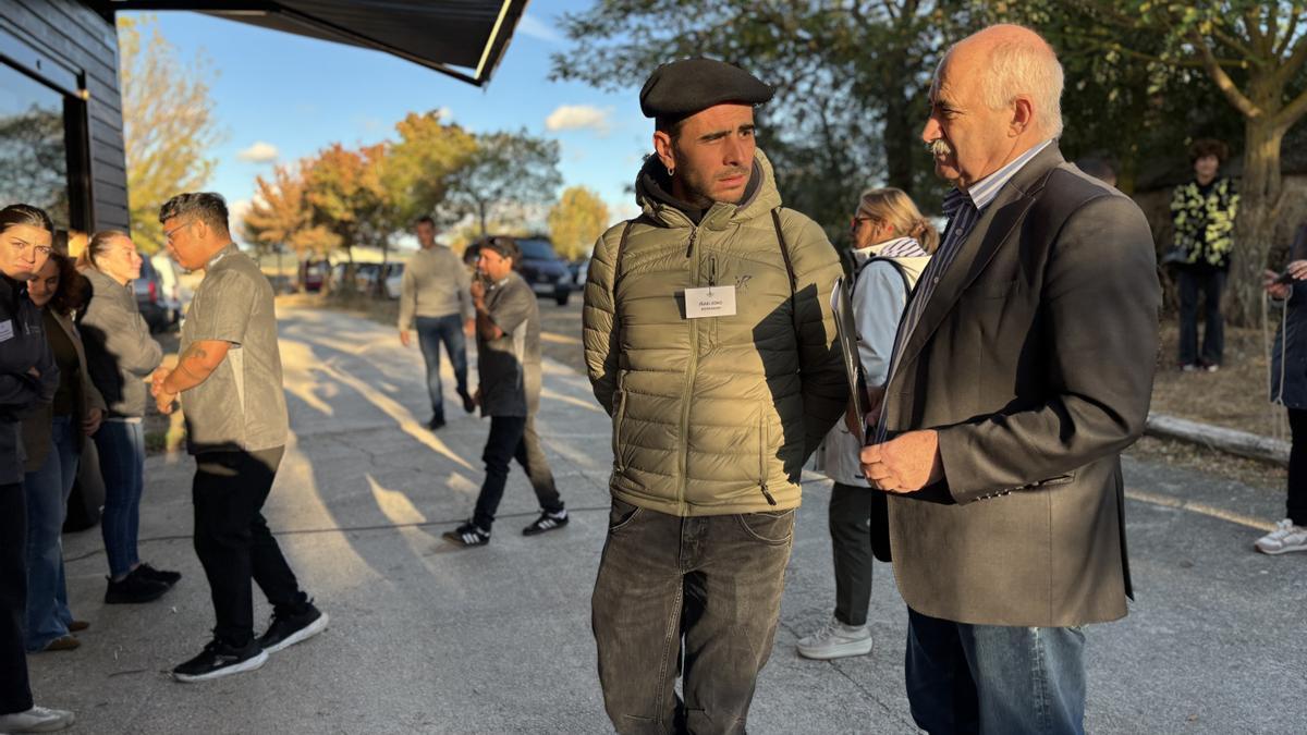 Iñaki Zoko, de Bordaxaki, conversa con Aierdi.