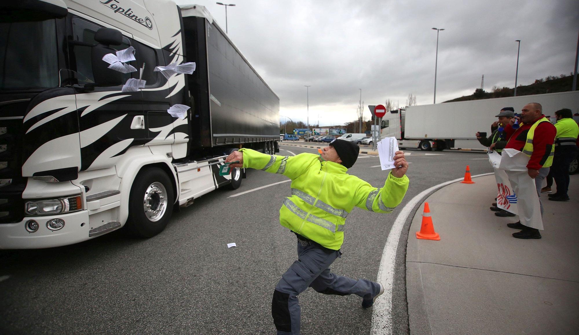 Concentraciones y caravanas de transportistas recorren Pamplona y comarca por un nuevo convenio