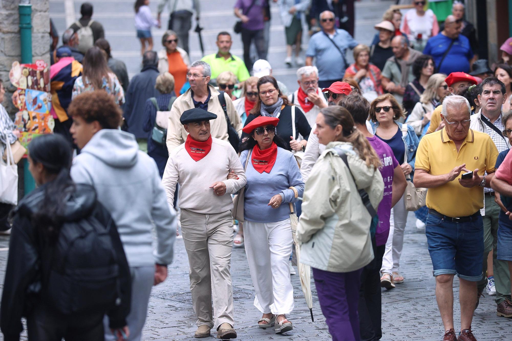 Turistas pasean por el Casco Viejo de Pamplona