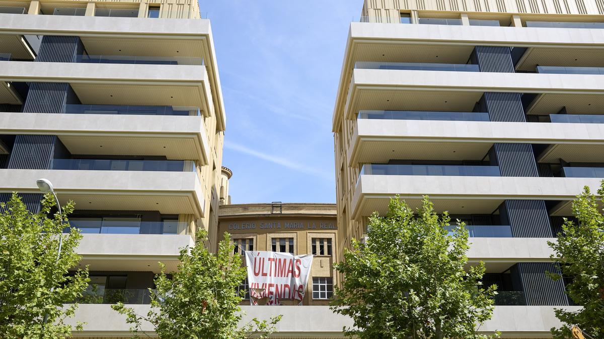 Curiosa imagen: los bloques acabados de las libres, y en medio, el colegio, donde van las VPO (Maristas).