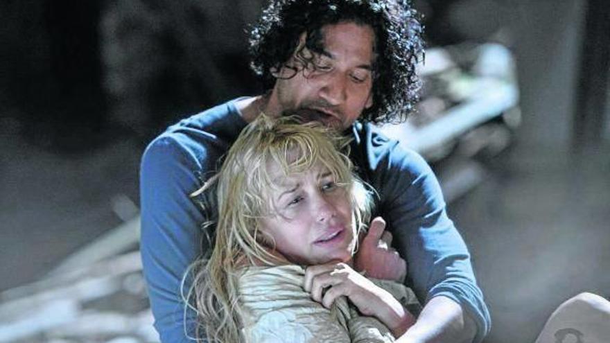 El principio de la serie muestra a Daryl Hannah en estado de trance con Naveen Andrews.